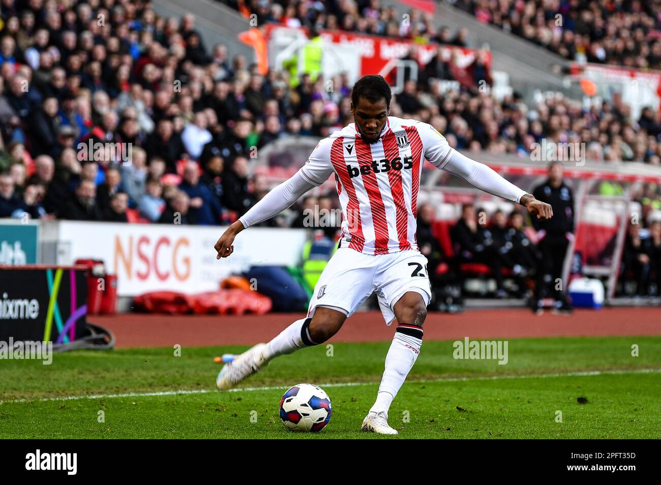 18. März 2023; bet365 Stadium, Stoke, Staffordshire, England; EFL Championship Football, Stoke City gegen Norwich City; Dujon Sterling of Stoke überkreuzt den Ball Stockfoto