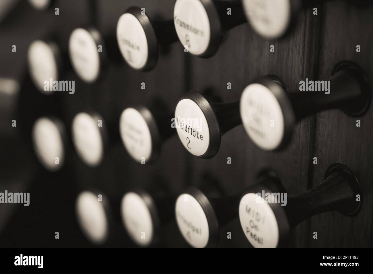 Nahaufnahme der Zugknöpfe einer Kirchenorgel. Stockfoto