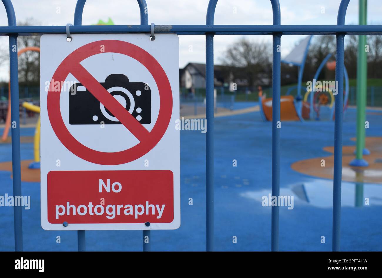 Schild „Keine Fotos“ an den Geländern eines Kinderspielbereichs mit Kopierbereich. Stockfoto