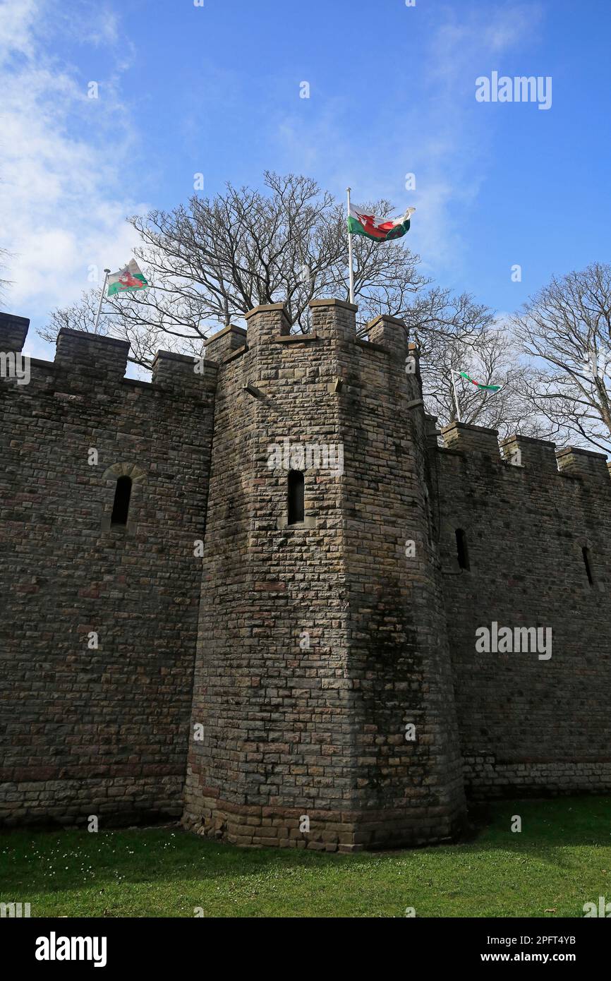 Mauern und Turm von Cardiff Castle. . März 2023. Stockfoto
