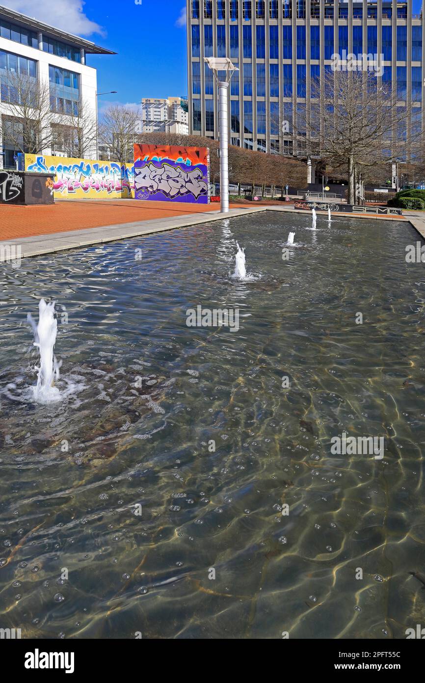 Wasserspiel mit einer Reihe von Brunnen, Callaghan Square, Cardiff City Centre. März 2023. Stockfoto