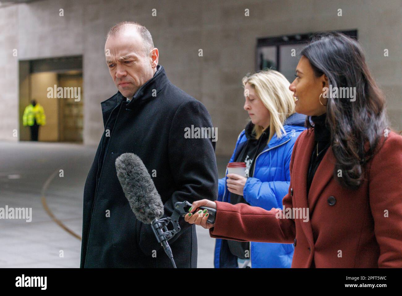 Christopher Heaton-Harris, Außenminister für Nordirland, trifft vor ihrem Auftritt auf BBC mit Laura Kue in den BBC-Studios im Zentrum Londons ein Stockfoto