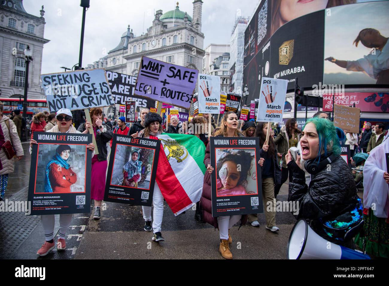 London, Großbritannien. 18. März 2023. Demonstranten marschieren mit Plakaten während der Rassismus-Nationalen Demonstration. #ResistRassismus brachte Tausende von Antirassisten, Gewerkschaftern, Studenten und Aktivisten auf die Straße, um #Flüchtlinge Willkommen und #NimmerAgain zu sagen. Kredit: SOPA Images Limited/Alamy Live News Stockfoto