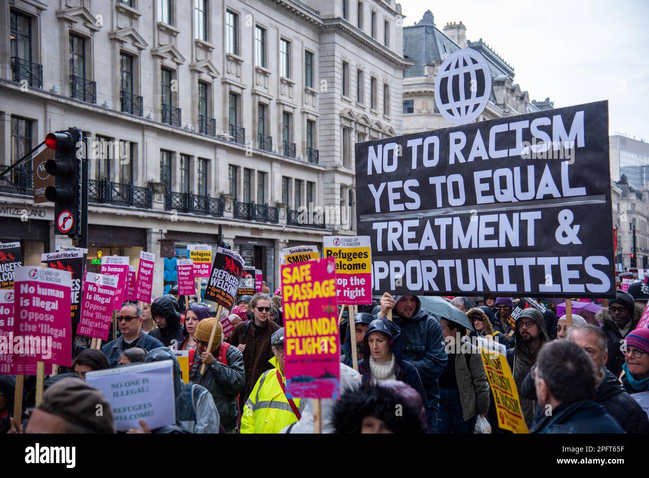 London, Großbritannien. 18. März 2023. Demonstranten marschieren mit Plakaten während der Rassismus-Nationalen Demonstration. #ResistRassismus brachte Tausende von Antirassisten, Gewerkschaftern, Studenten und Aktivisten auf die Straße, um #Flüchtlinge Willkommen und #NimmerAgain zu sagen. Kredit: SOPA Images Limited/Alamy Live News Stockfoto