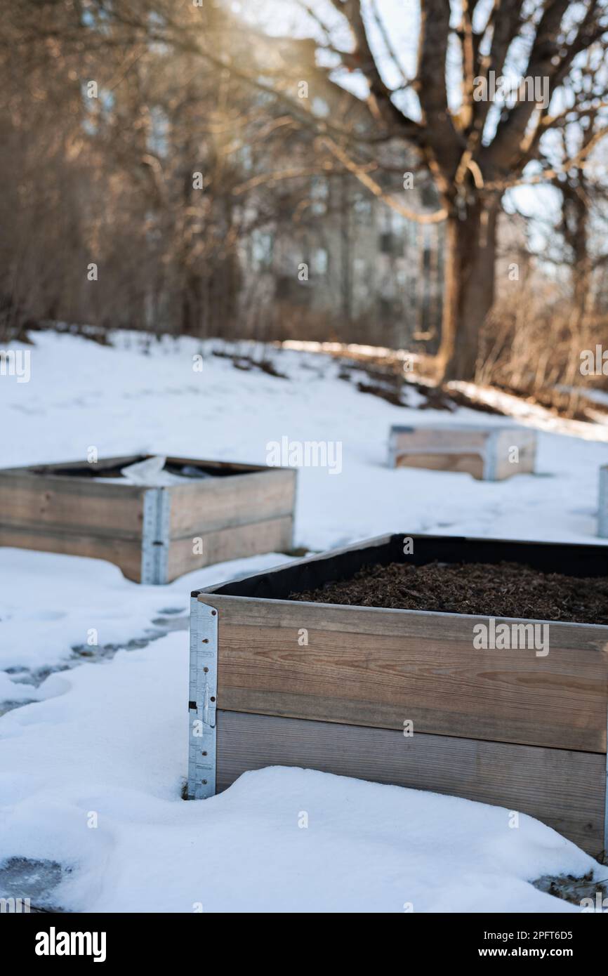 Städtische Wintergärten mit Palettenhalterungen im Freien in verschneiter Landschaft der schwedischen Stadt Stockholm. Stockfoto