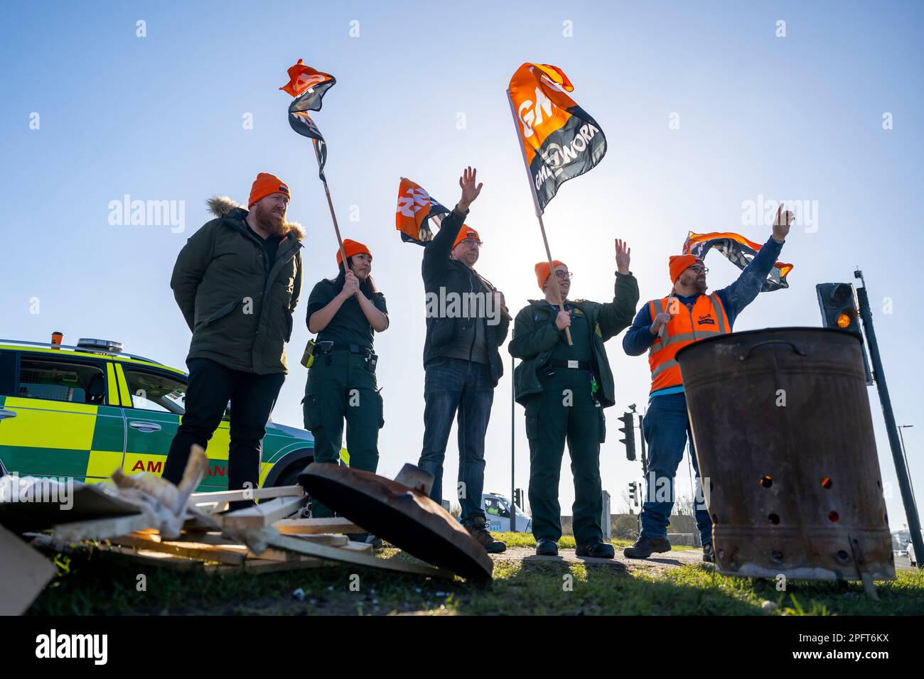 BRISTOL, ENGLAND - FEBRUAR 06: Sanitäter und Vertreter der GMB-Gewerkschaft schwenken am 6. Februar 2023 in Bristol, Vereinigtes Königreich, die Flagge von Autofahrern. Für t Stockfoto