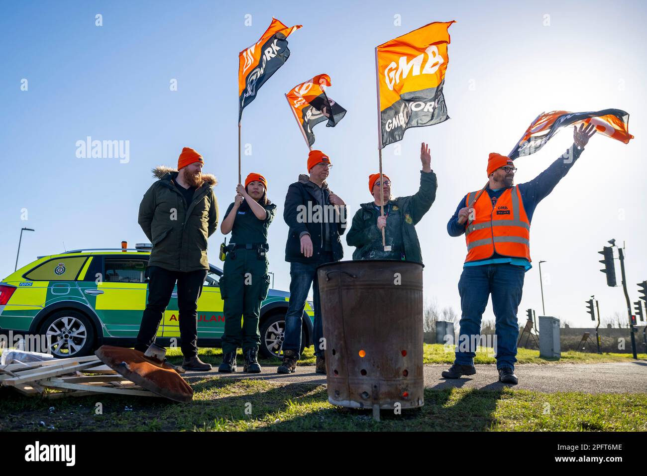 BRISTOL, ENGLAND - FEBRUAR 06: Sanitäter und Vertreter der GMB-Gewerkschaft schwenken am 6. Februar 2023 in Bristol, Vereinigtes Königreich, die Flagge von Autofahrern. Für t Stockfoto