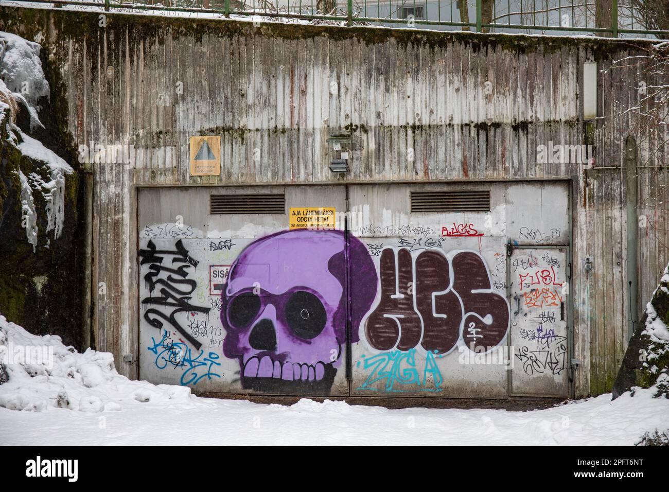 Schädel-Graffiti am Eingang des Untergrundschutzgebietes im Bezirk Niemenmäki in Helsinki, Finnland Stockfoto