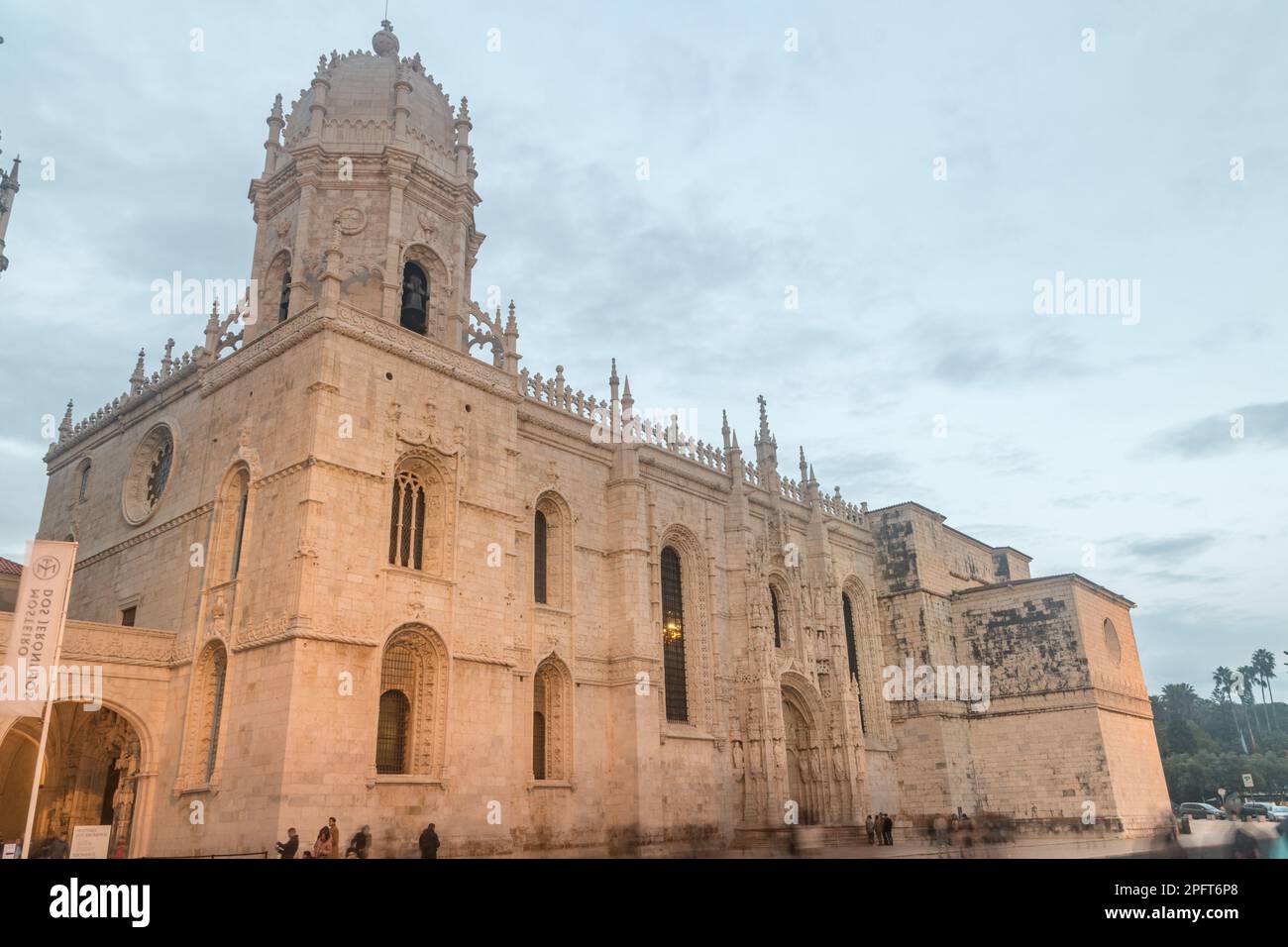 Lissabon, Portugal - 4. Dezember 2022: Kirche Igreja de Santa Maria de Belem am Abend. Stockfoto