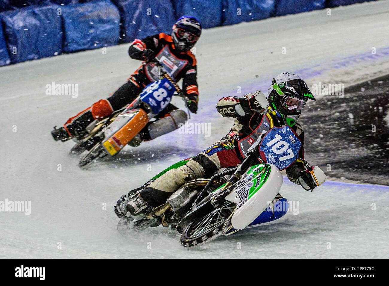 Andrej Divis (107) (Weiß) führt Sebastian Reitsma (283) (Blau) am Samstag, den 18. März 2023, beim Gladiators World Championship Final 1 in der Max-Aicher-Arena in Inzell an. (Foto: Ian Charles | MI News) Guthaben: MI News & Sport /Alamy Live News Stockfoto