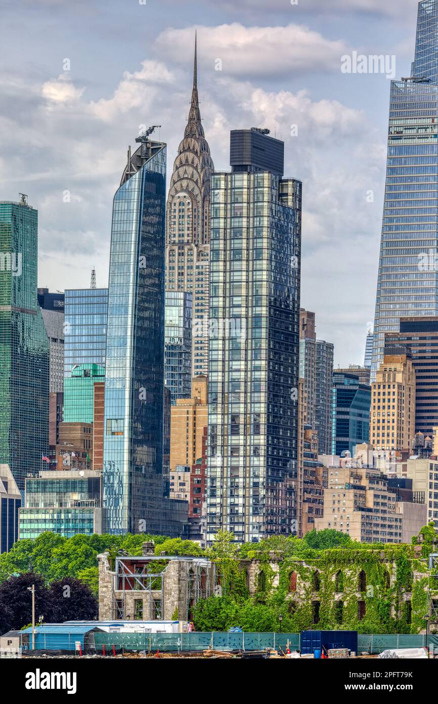 NYC Icon Chrysler Building eingerahmt vom Türkischen Haus und 50 United Nations Plaza, mit einem Vanderbilt ganz rechts. Stockfoto