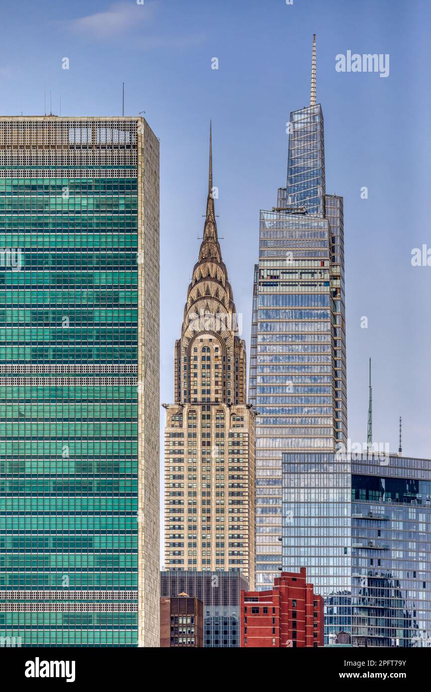 NYC Icons UN Building (1951) und Chrysler Building (1930) mit dem neuen Nachbarn One Vanderbilt (2020). Stockfoto