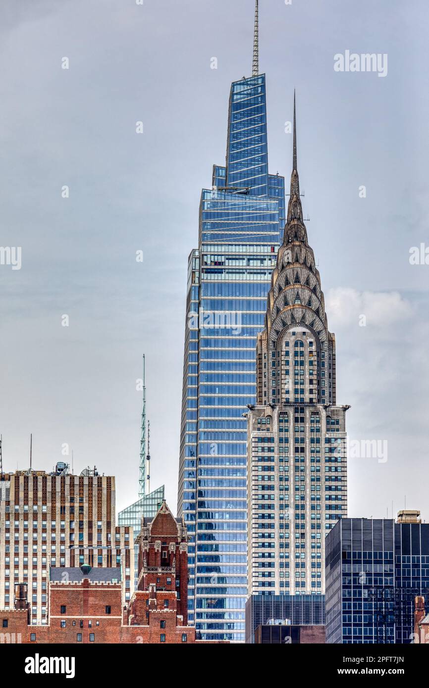 Ein Stück Big Apple Skyline: Blaues Glas, Vanderbilt und Art déco Chrysler Building dominieren den Blick auf Midtown Manhattan vom East River. Stockfoto