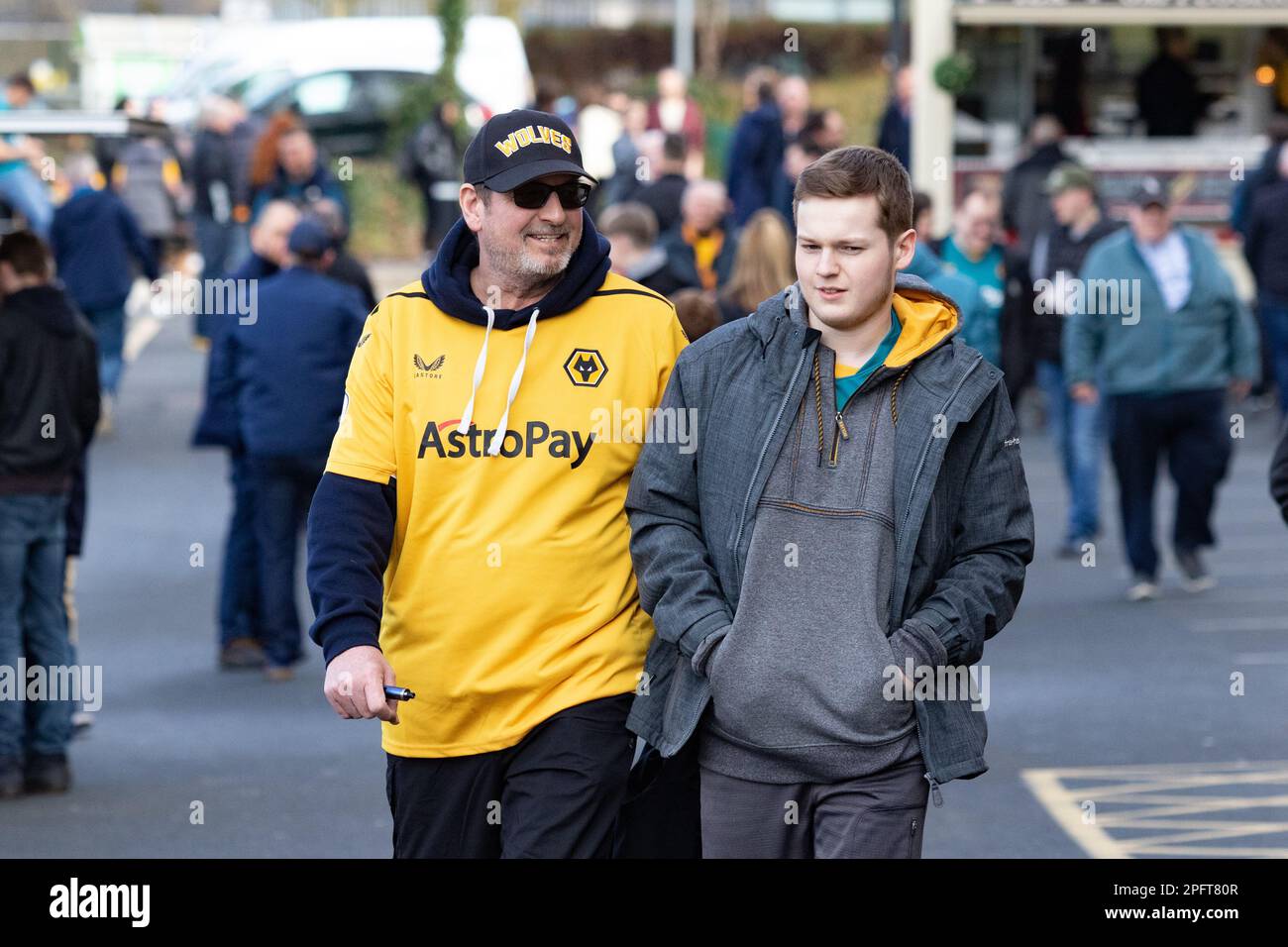 Wölfe-Fans, die am Samstag, den 18. März 2023 in Molineux, Wolverhampton, im Stadion Moulineux ankommen, während des Premier League-Spiels zwischen Wolverhampton Wanderers und Leeds United. (Foto: Gustavo Pantano | MI News) Guthaben: MI News & Sport /Alamy Live News Stockfoto