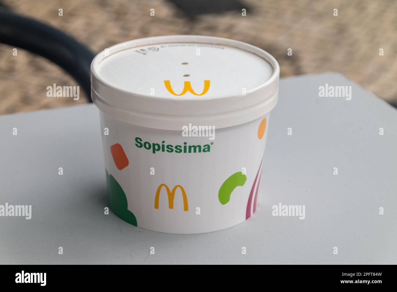 Lissabon, Portugal - 5. Dezember 2022: Suppe im portugiesischen McDonald's s.. Stockfoto