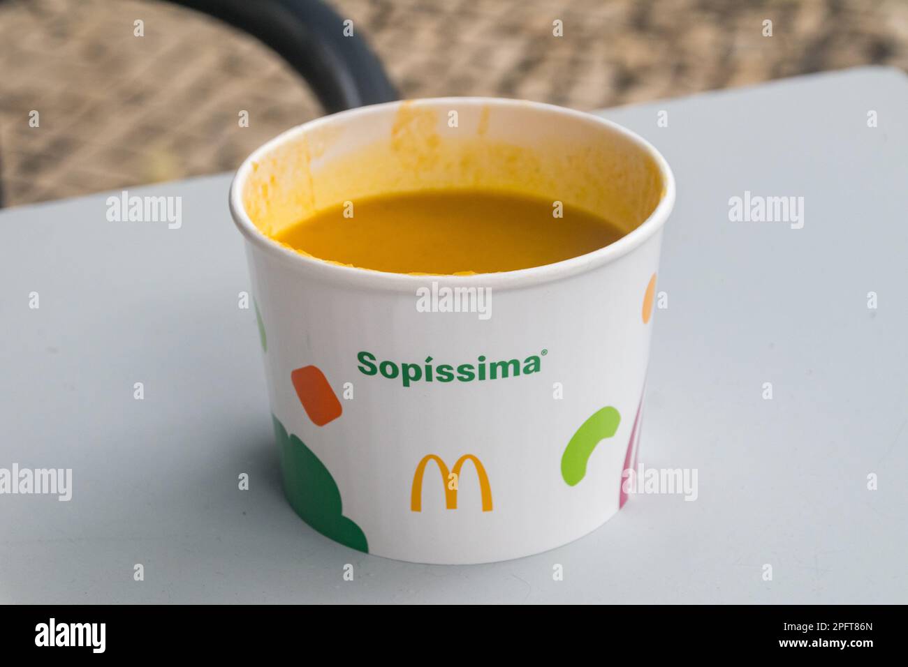 Lissabon, Portugal - 5. Dezember 2022: Gemüsesuppe von McDonald's. Stockfoto