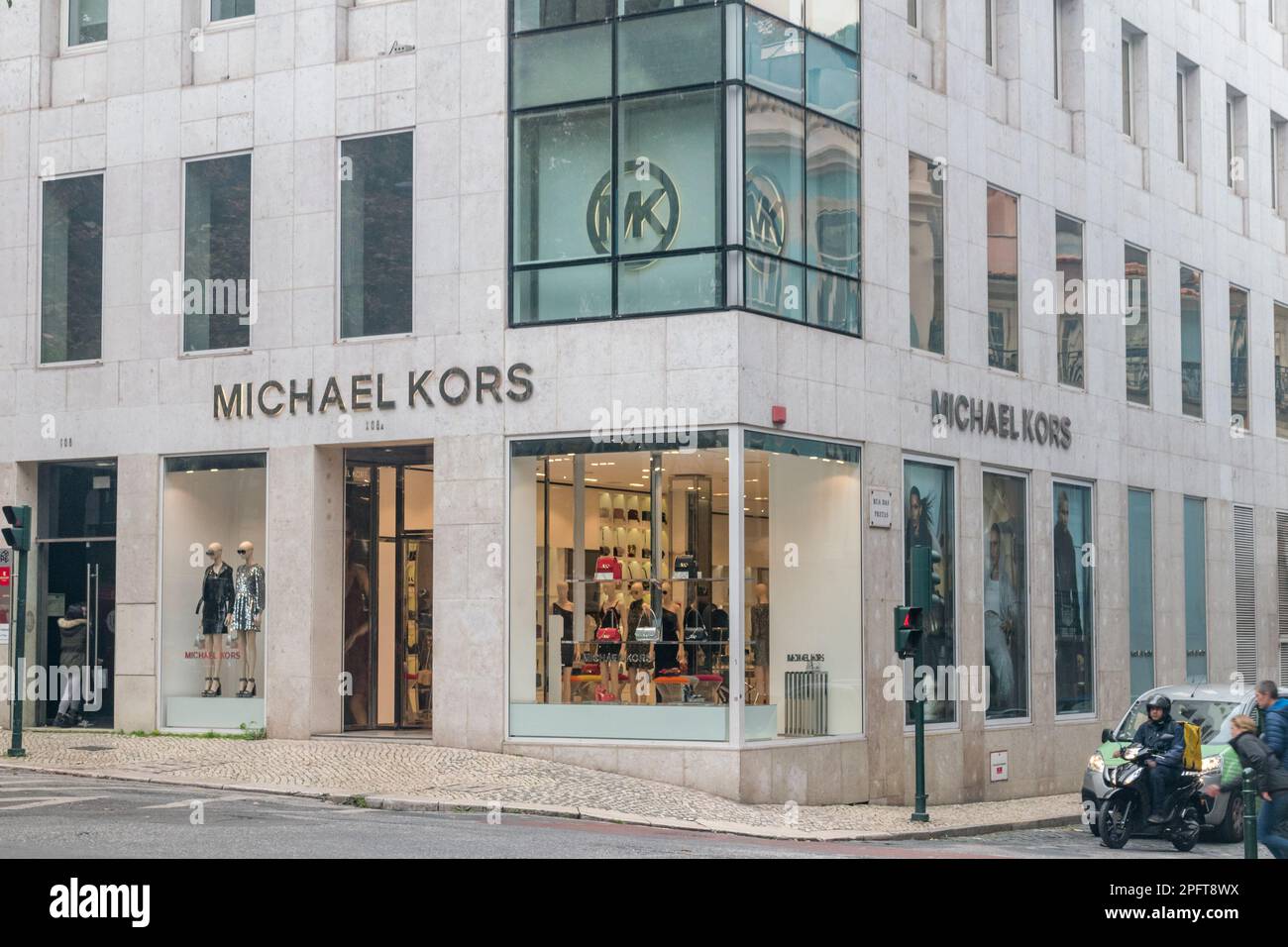 Lissabon, Portugal - 5. Dezember 2022: Michael Kors Modegeschäft von Michael David Kors, amerikanischer Modedesigner für Sportbekleidung. Stockfoto