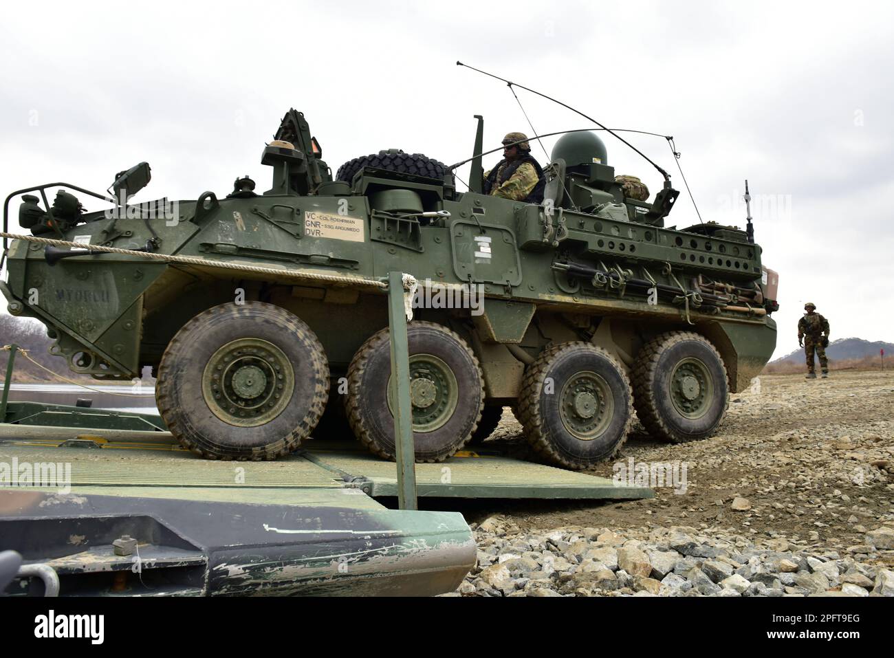 USA Soldaten der Stryker-Brigade-Kampfeinheit 2., 2. Infanterie ROK-U.S. Combined Division bereitet sich auf die Überquerung einer verbesserten Ribbon Bridge vor, die Teil einer nassen Lückenüberquerung des Imjin River, Südkorea ist, während der Übung Warrior Shield am 15. März 2023. Der Stryker Infantry Carrier ist ein gepanzertes Fahrzeug mit hoher Mobilität, das mit einer m2 50-Kalibrierung ausgestattet werden kann. Maschinengewehr oder Mk. 19 Granatwerfer und kann bis zu neun Personen befördern. Warrior Shield ist eine Trainingsübung innerhalb der 2. Infanterie-Division, die die Grundlagen und Fähigkeiten von Fight Tonight einsetzt. (USA Stockfoto
