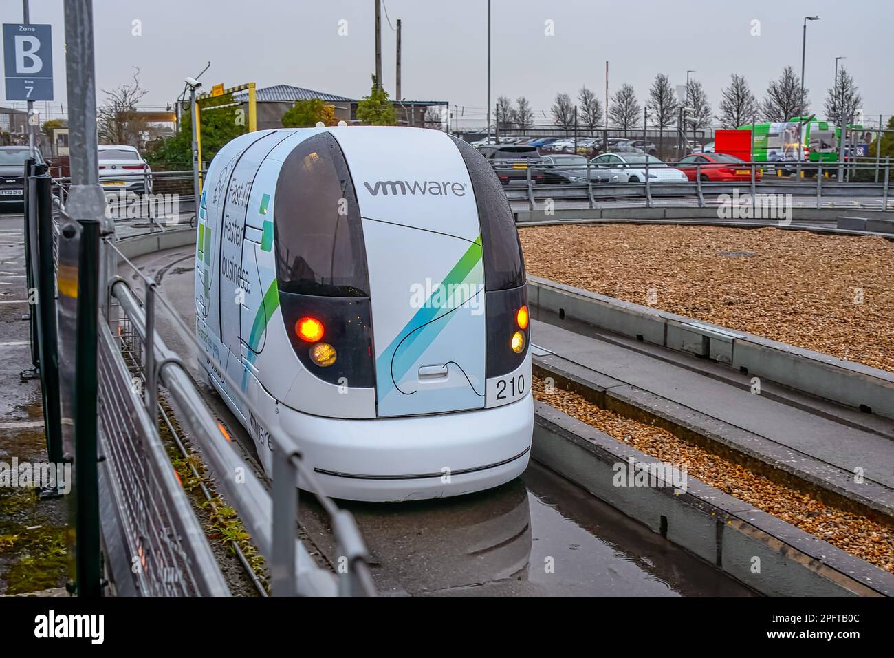 FLUGHAFEN HEATHROW, LONDON, 8. MÄRZ 2023: Das fahrerlose Auto Heathrow Pod Parking bringt die Passagiere vom Terminal zum Parkplatz Stockfoto