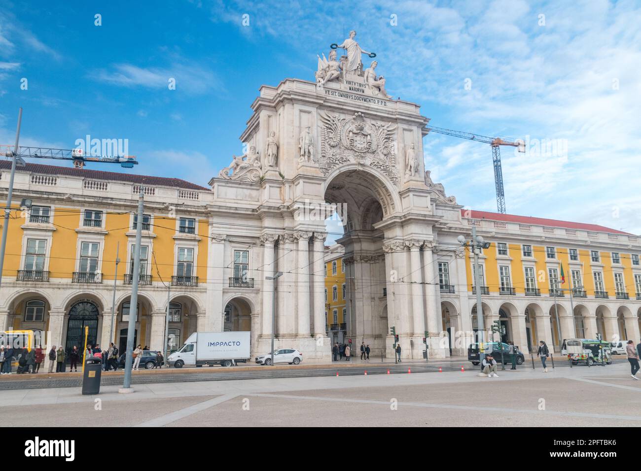 Lissabon, Portugal - 5. Dezember 2022: Famoust Rua Augusta Arch (Portugiesisch: Arco da Rua Augusta). Stockfoto