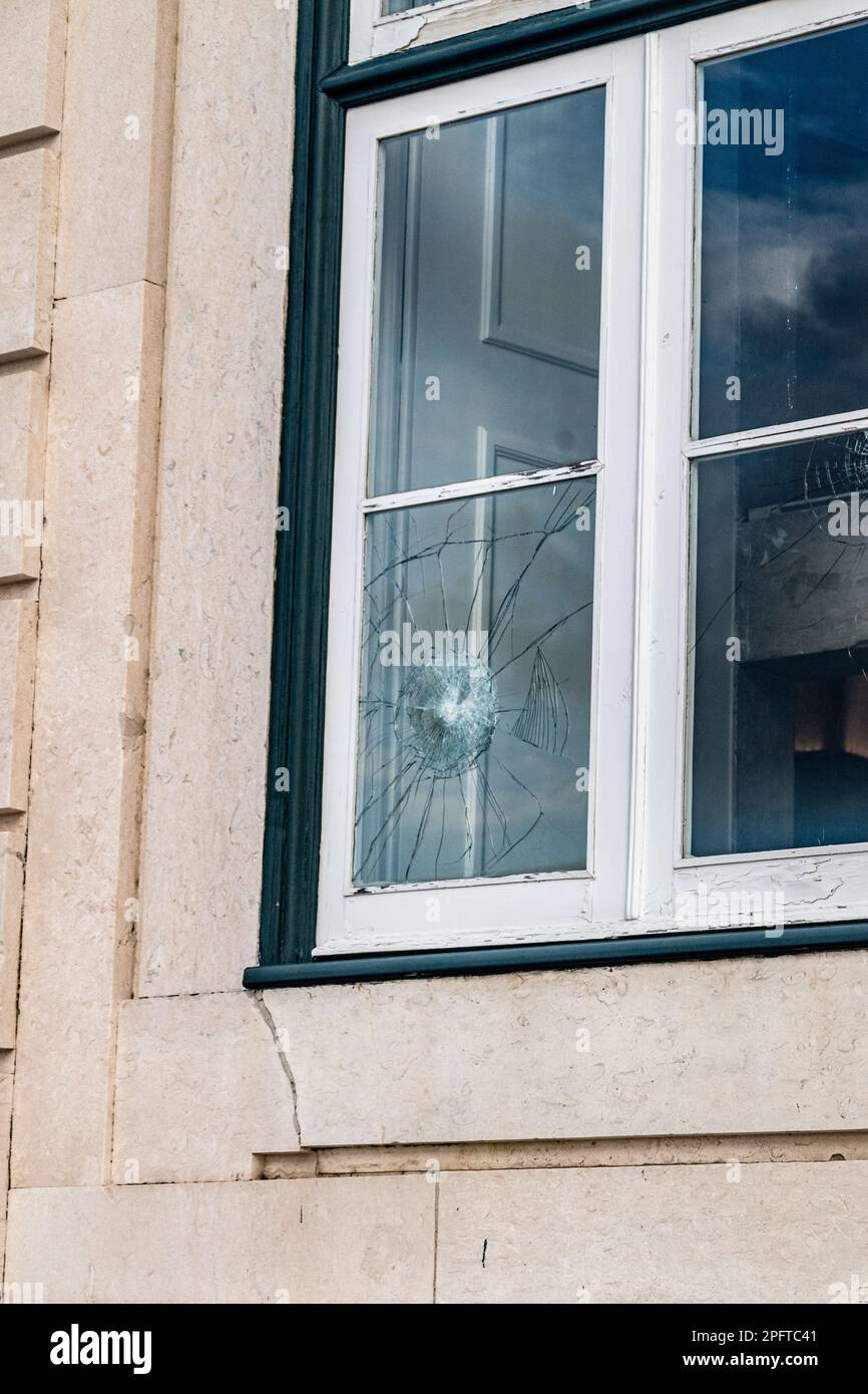 Zerbrochenes Fensterglas. Beschädigtes Fenster durch Vandalismus. Stockfoto