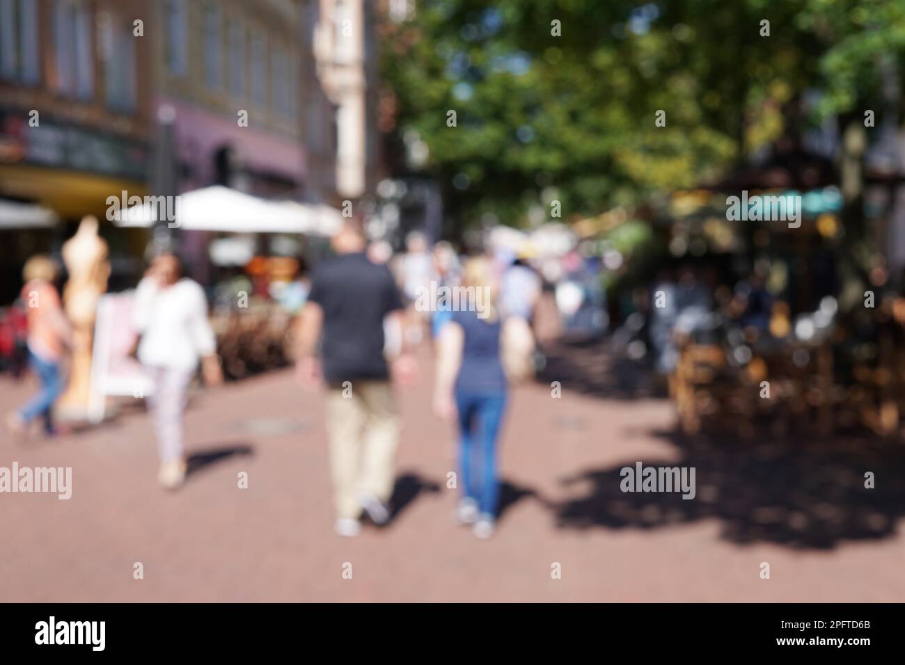 Unscharfe Gruppe von Menschen, die durch die Fußgängerzone laufen. Unscharfer Hintergrund Stockfoto