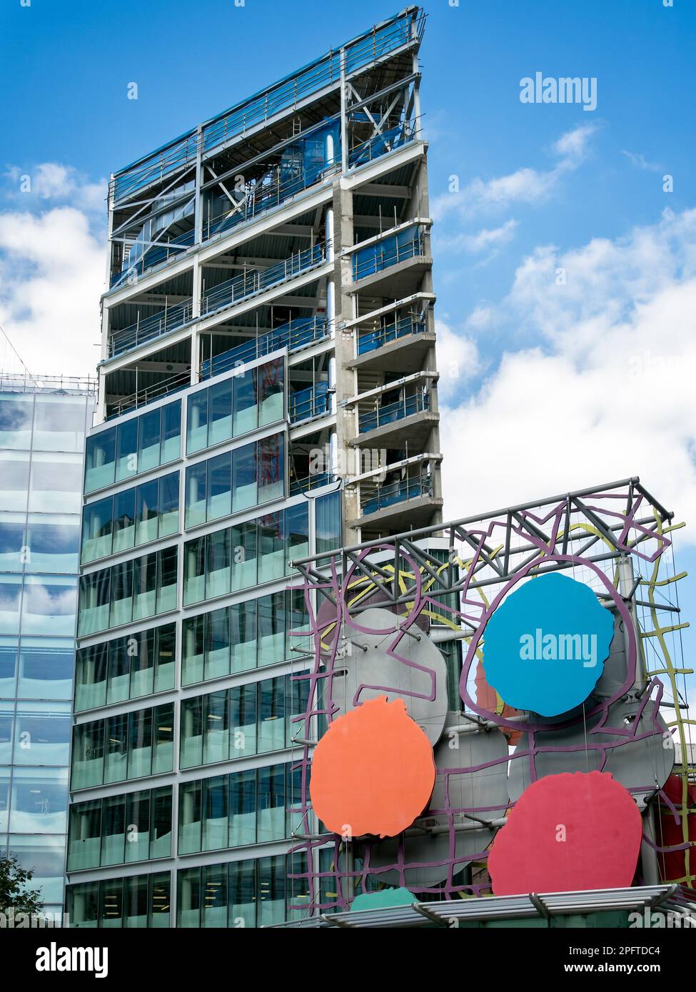 Gebäude mit modernen Kunstwerken in der Nähe von Victoria Station Stockfoto