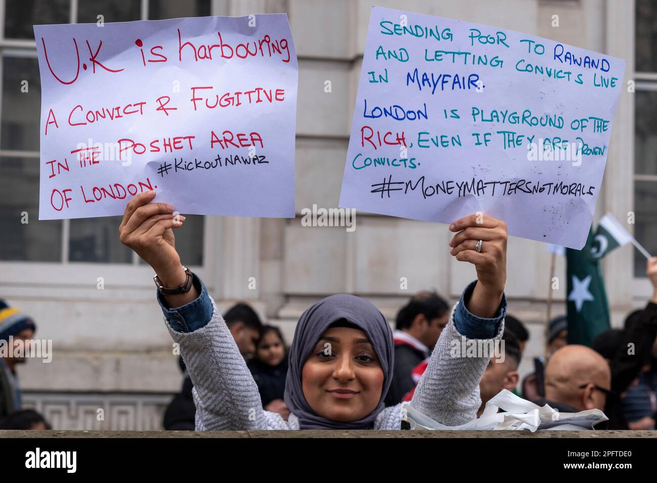 Frau mit Plakaten gegen Nawaz Sharif, der in London lebt. Beschuldigt, dem Sträfling in Mayfair Unterschlupf zu gewähren Stockfoto