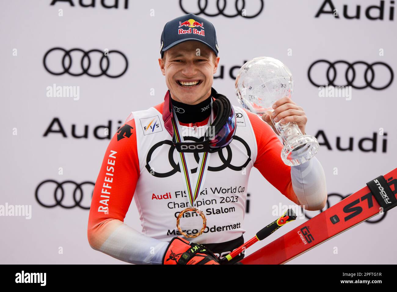 Andora. 18. März 2023. Marco Odermatt aus der Schweiz mit dem Kristallkugel, nachdem er in der Disziplin Giant Slalom für die FIS Ski World Cup Saison 2022/23 als erster abgeschlossen hat. (Kreditbild: © Christopher Levy/ZUMA Press Wire) NUR REDAKTIONELLE VERWENDUNG! Nicht für den kommerziellen GEBRAUCH! Stockfoto