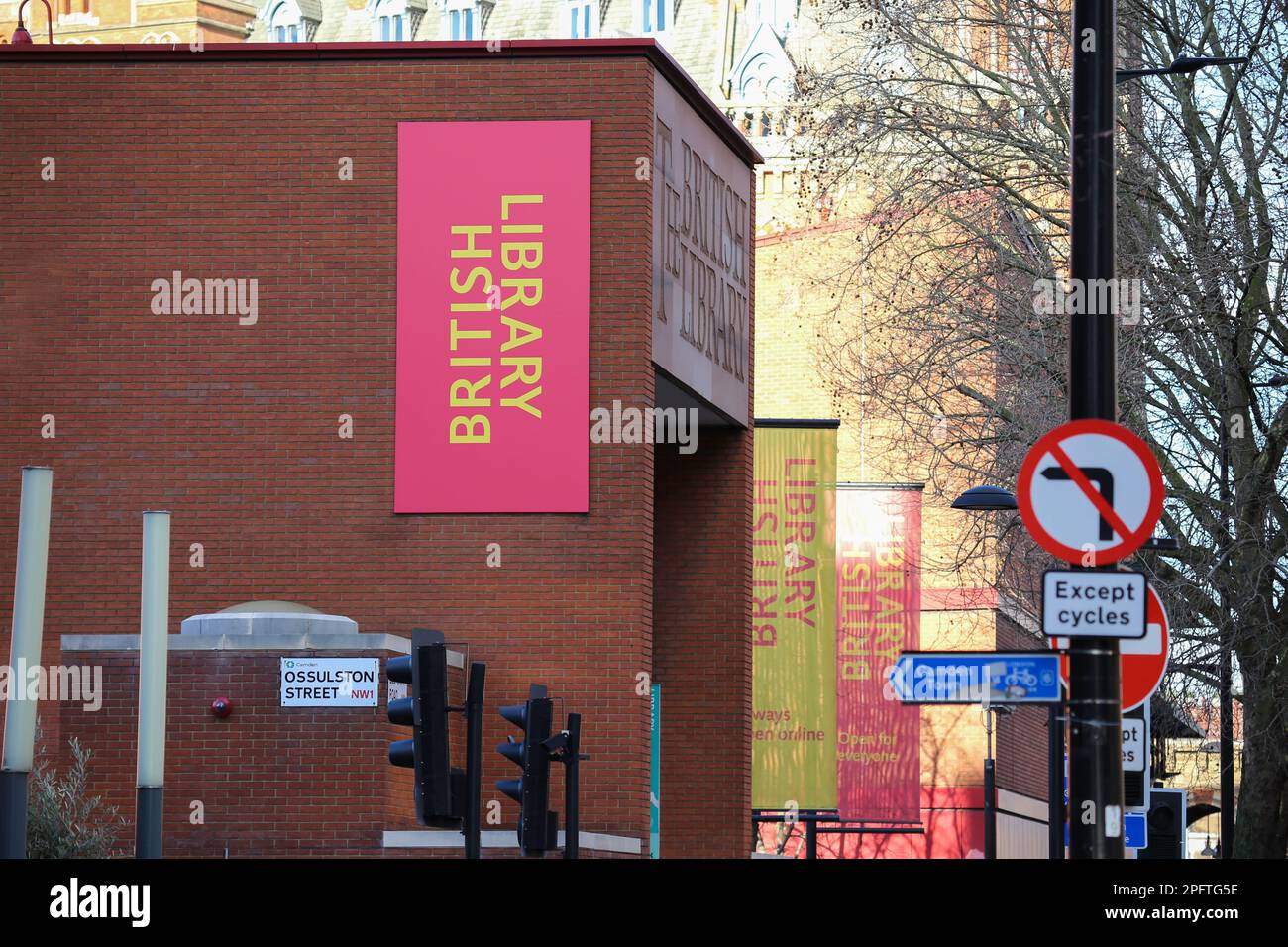 British Library von außen mit Flaggen und Logo Stockfoto