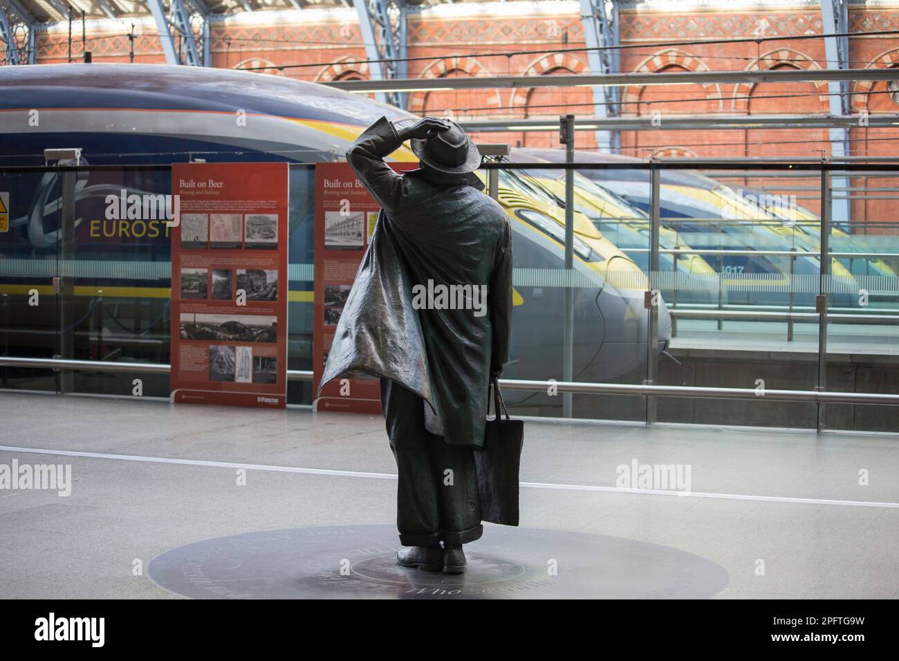 john betjeman Statue und Euro-Star-Züge in St. Pancras London Stockfoto