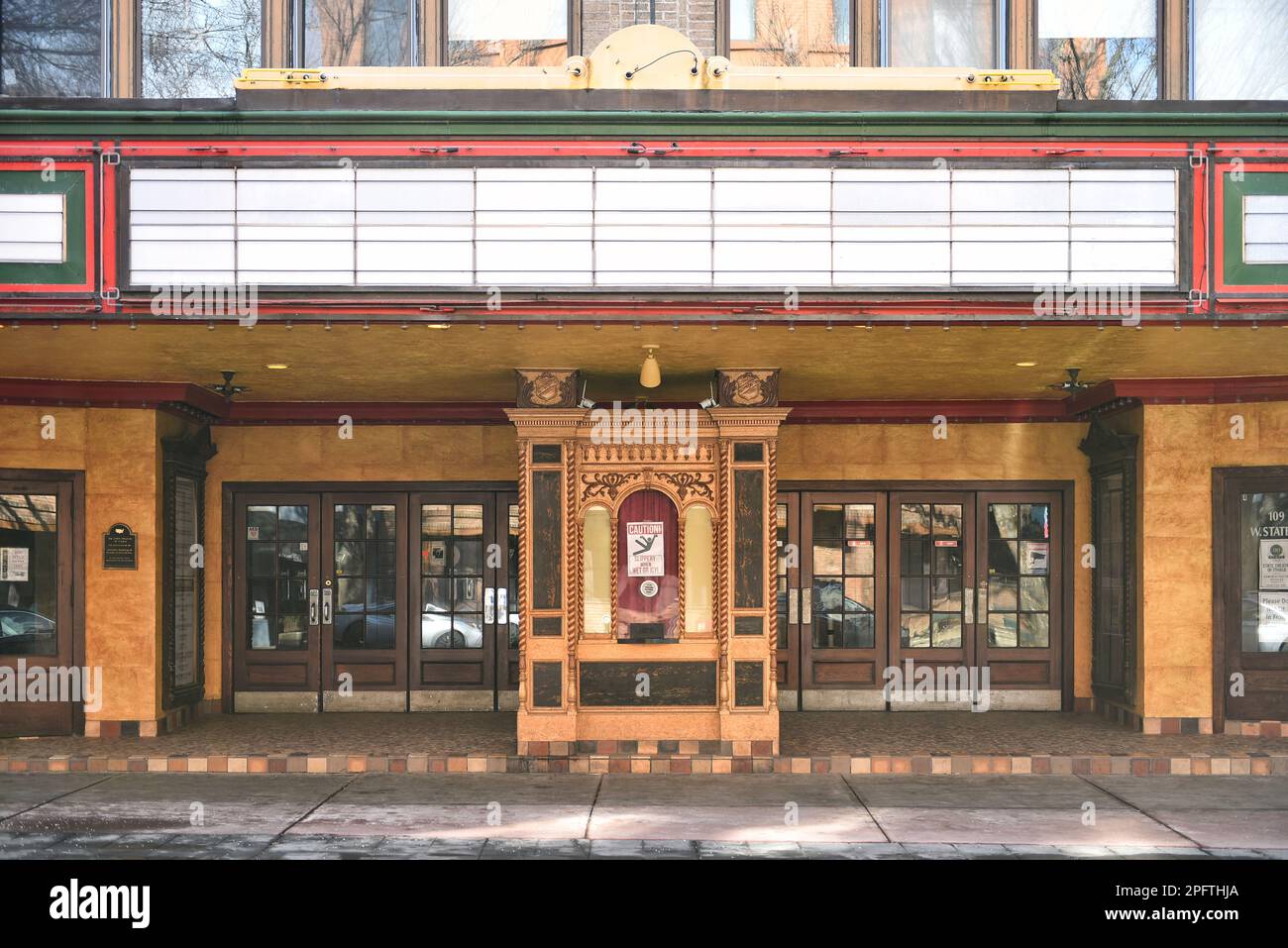 ITHACA, NEW YORK - 26. FEBRUAR 2023: Nahaufnahme des Eingangs und des Festzimmers des State Theatre of Ithaca, gleich neben den Commons auf der State Street. Stockfoto
