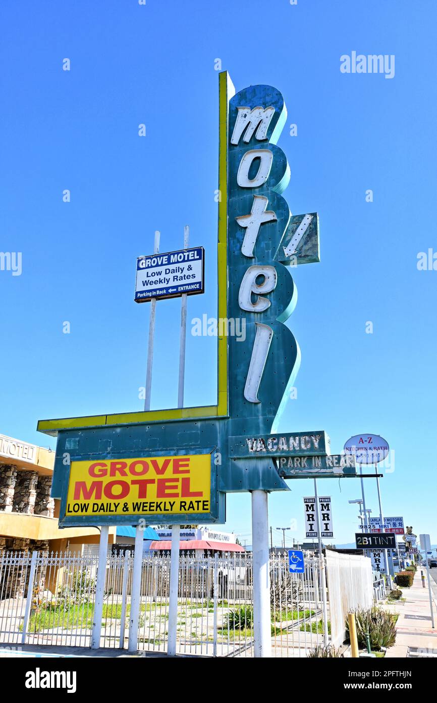 GARDEN GROVE, KALIFORNIEN - 8. FEBRUAR 2023: Das Schild „The Grove Motel“ auf dem Garden Grove Boulevard, günstige Unterkünfte nur 3 km von Disneyland entfernt. Stockfoto
