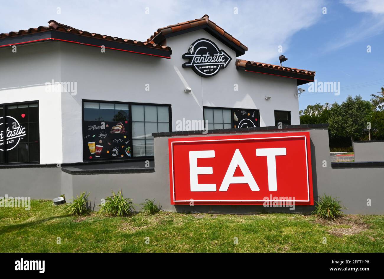 TUSTIN, KALIFORNIEN - 17. MÄRZ 2023: Fantastisches Hamburger Fast Food Restaurant mit einem großen ESSENSSCHILD vor dem Hotel. Stockfoto