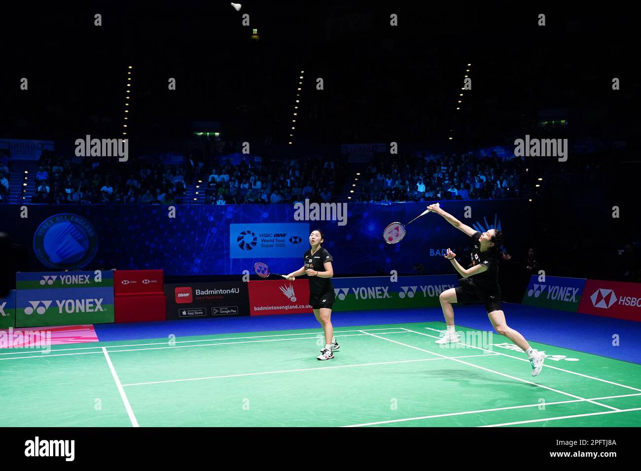 Korea Kim so Yeong (links) und Kong Hee Yong in Aktion gegen Chinas Zhang Shu Xian und Zheng Yu (nicht abgebildet) am 5. Tag der YONEX All England Open Badminton Championships in der Utilita Arena Birmingham. Foto: Samstag, 18. März 2023. Stockfoto