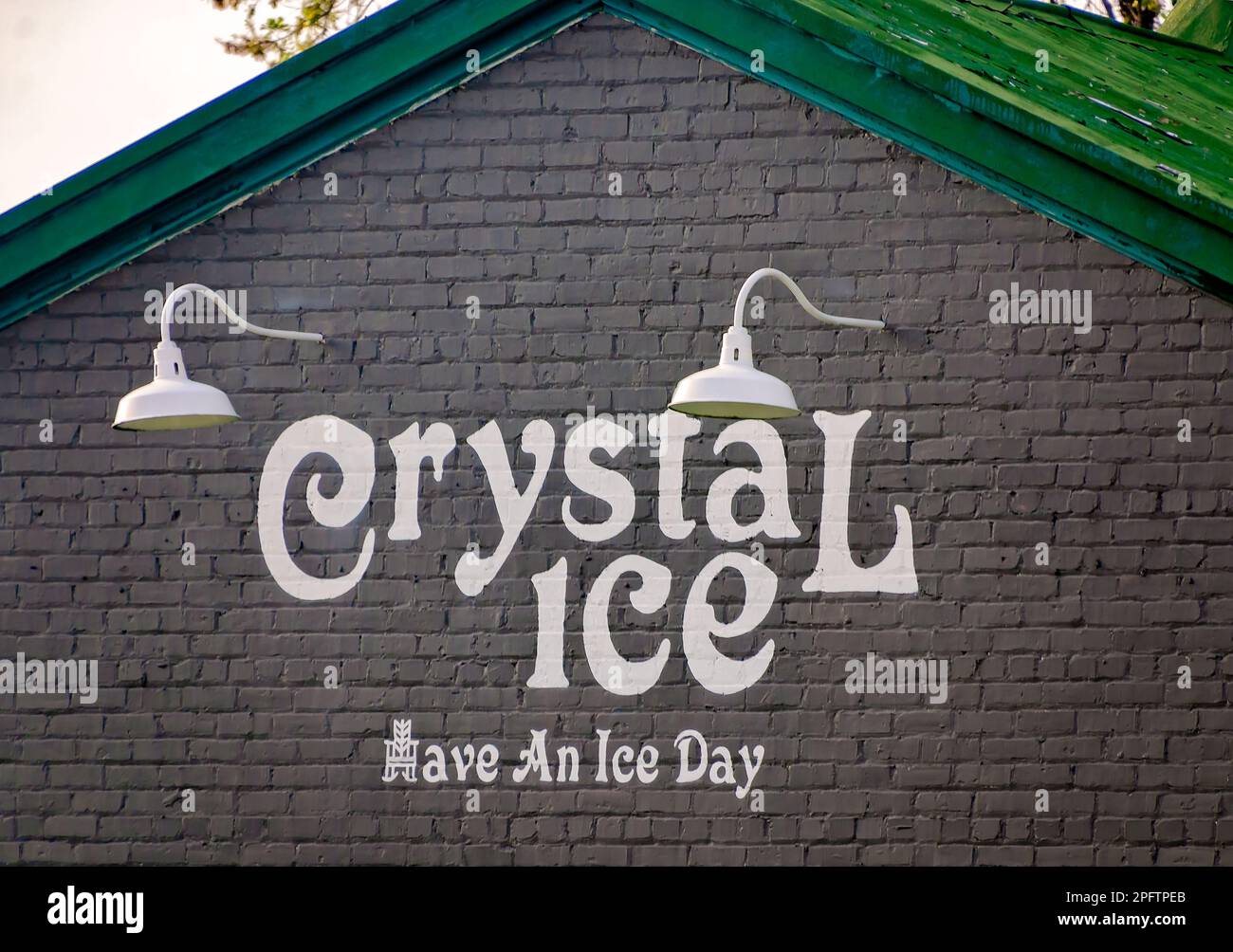 Die alte Crystal Ice-Anlage ist am 8. März 2023 in Mobile, Alabama, abgebildet. Die Eispflanze wurde 1927 für die Herstellung von 300-Pfund-Eisblöcken gebaut. Stockfoto