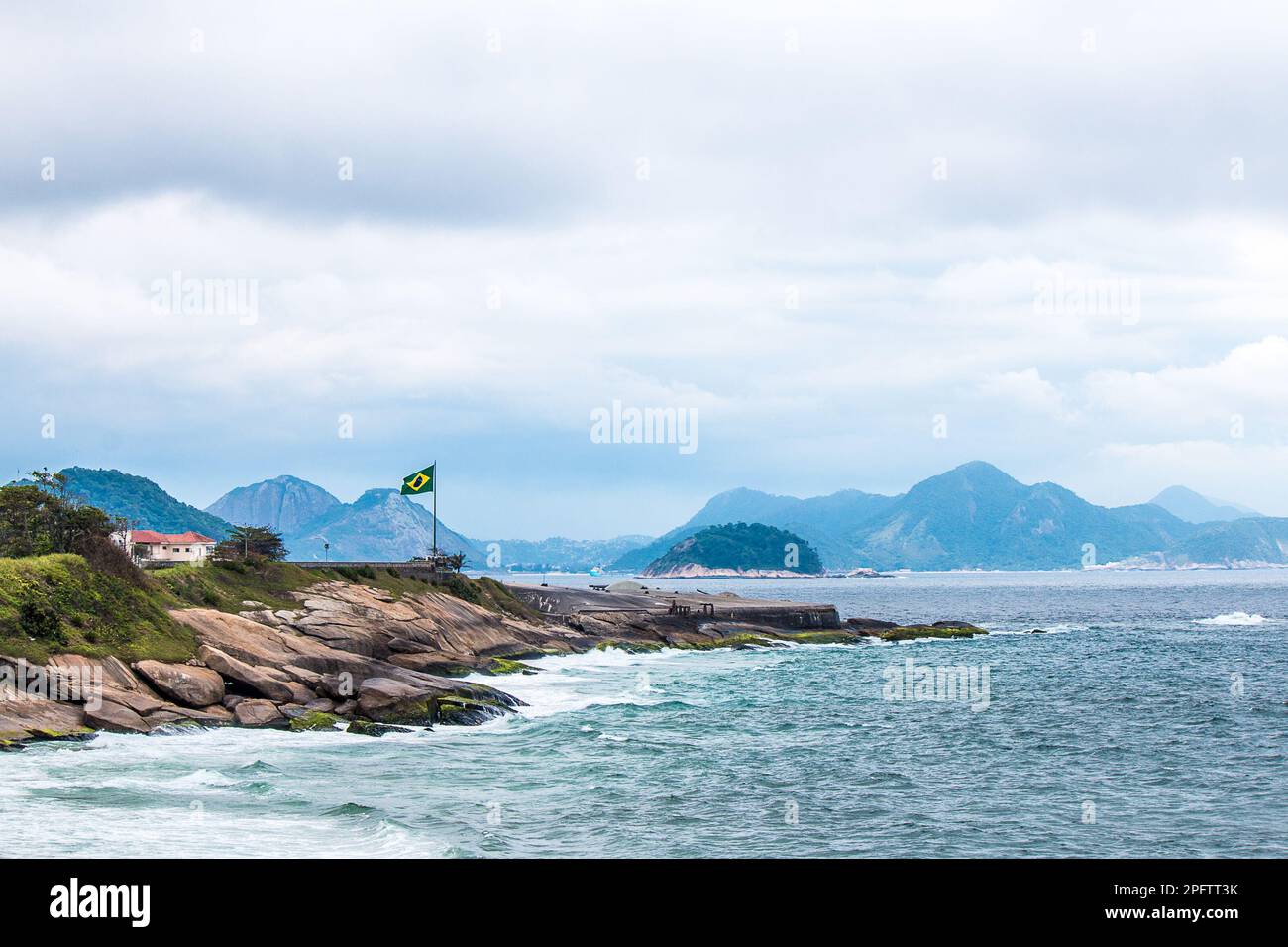 Praia rochosa, kein Rio de Janeiro, em um dia nublado! Stockfoto