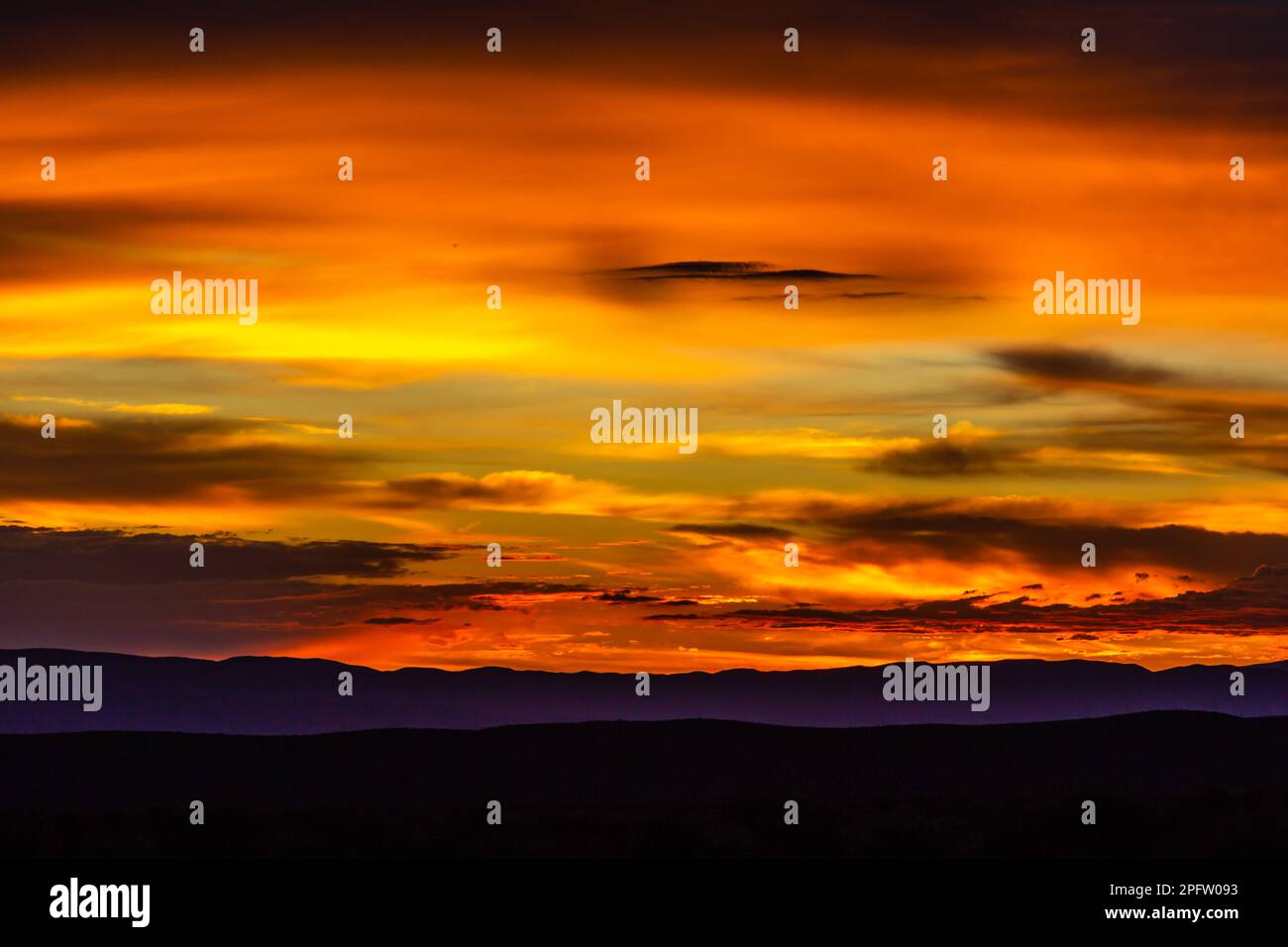 Sonnenaufgang in den Chisos Mountains im Big Bend National Park, Texas. Die Sonne war noch nicht ruhig. Stockfoto