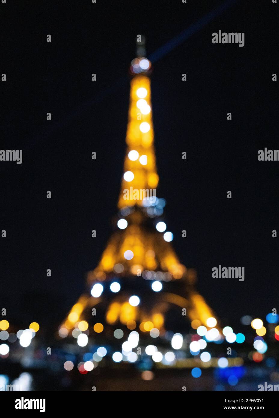 Der Eiffelturm ist bei Nacht nicht im Fokus Stockfoto