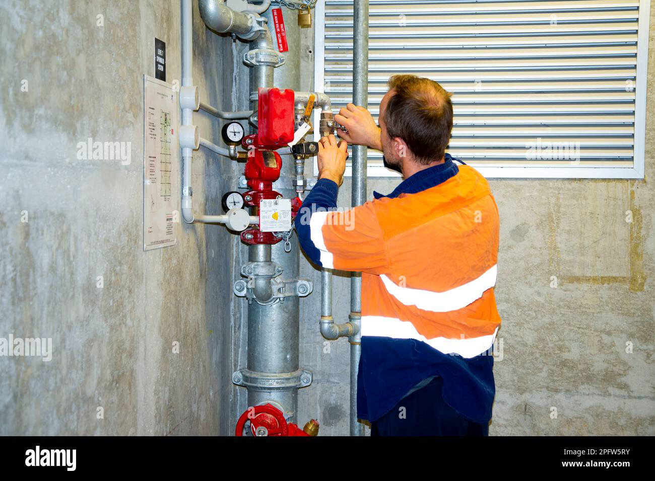 Rohrleitungen im Wohngebäude Stockfoto