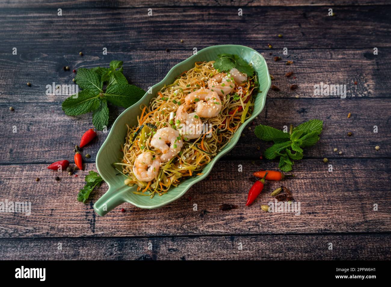 Shrimp-Nudelgericht, heiße asiatische Spezialität Stockfoto