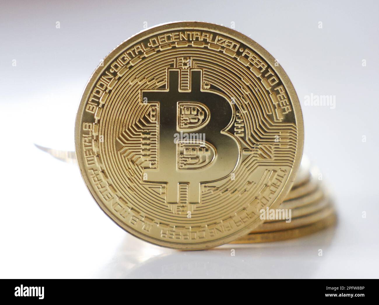 New York, Usa. 18. März 2023. Eine Darstellung des Symbols der Bitcoin-Kryptowährungen ist in einem Illustrationsfoto zu sehen, das am Samstag, den 18. März 2023 in New York City aufgenommen wurde. Foto: John Angelillo/UPI Credit: UPI/Alamy Live News Stockfoto