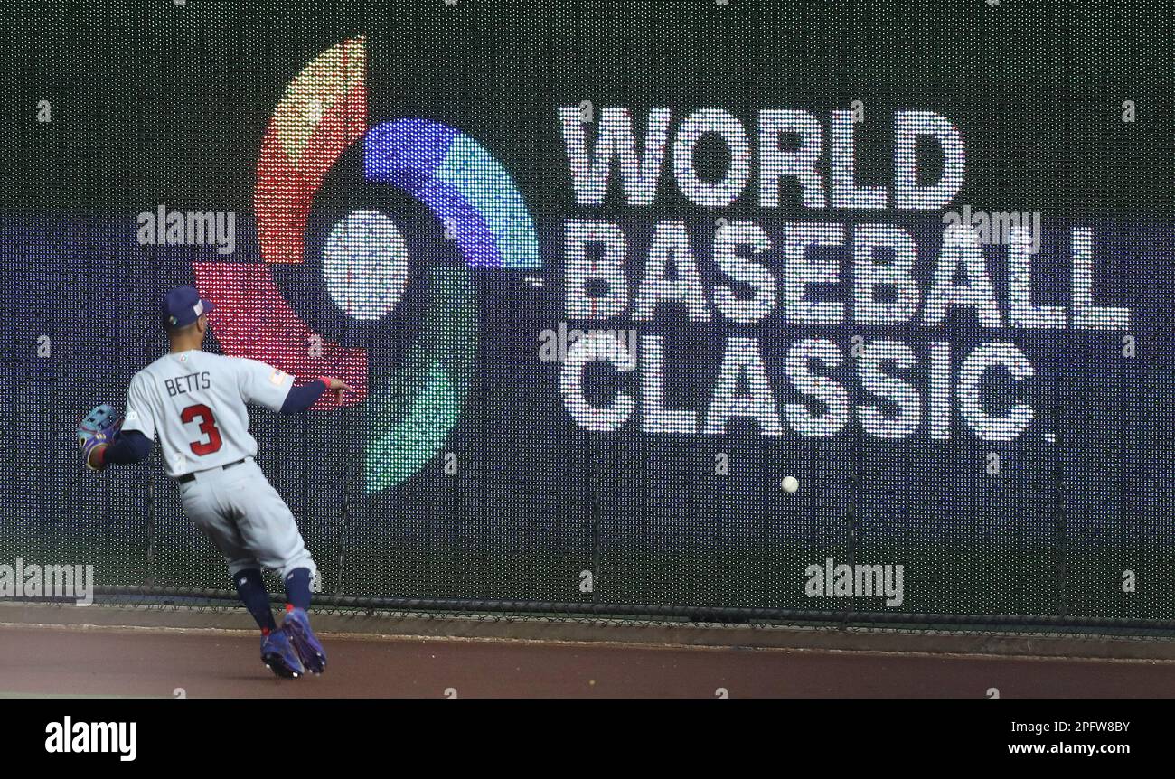 Miami, Usa. 18. März 2023. Mookie Betts aus den USA (3) hat einen Doppelschlag von Venezuelas Eugenio Suarez im ersten Inning des World Baseball Classic Viertelfinalspiels 2023 in Miami, Florida, am Samstag, den 18. März 2023. Foto: Aaron Josefczyk/UPI Credit: UPI/Alamy Live News Stockfoto