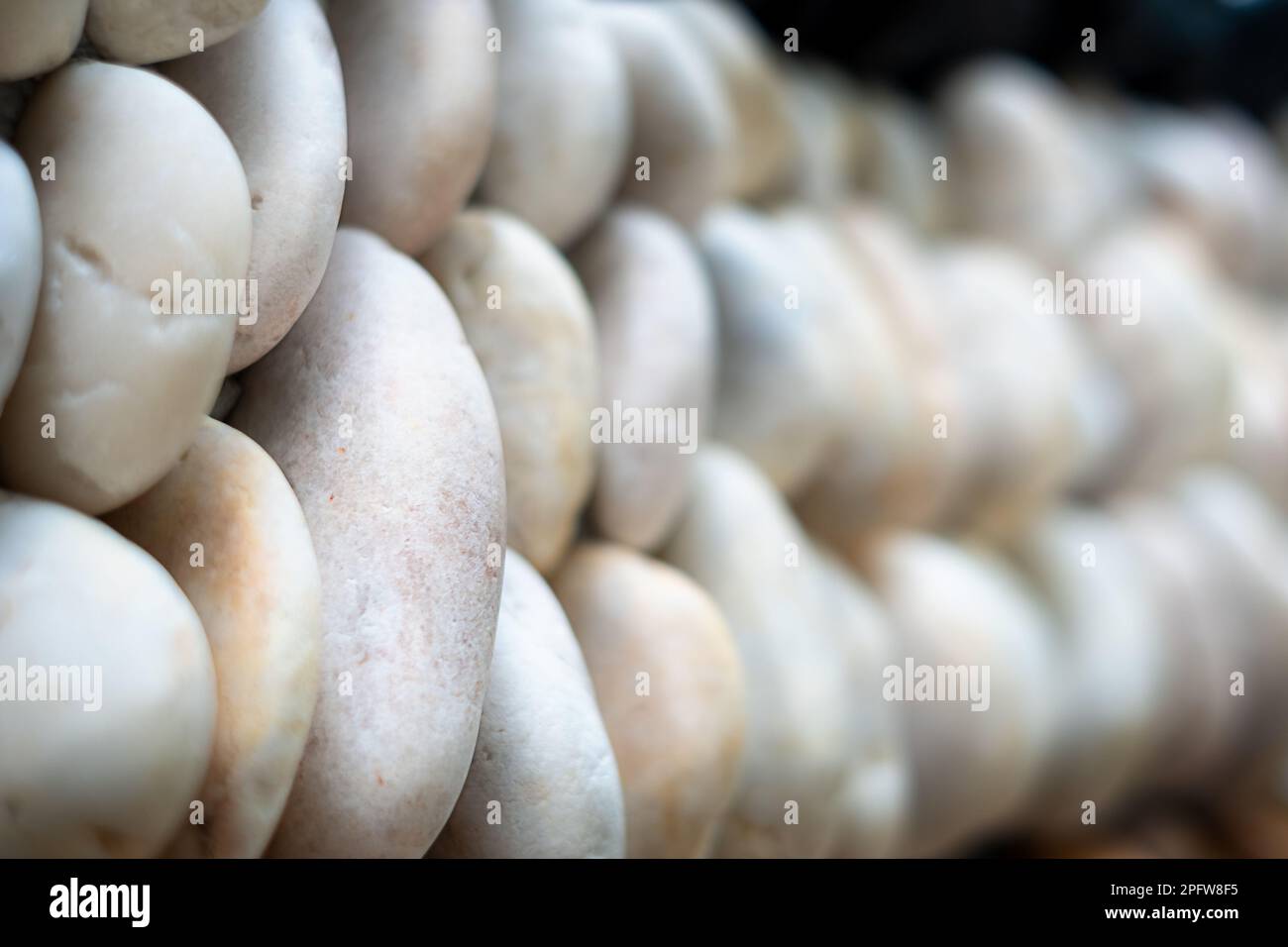 Die Steine sind in einer Reihe hinterlegt Stockfoto