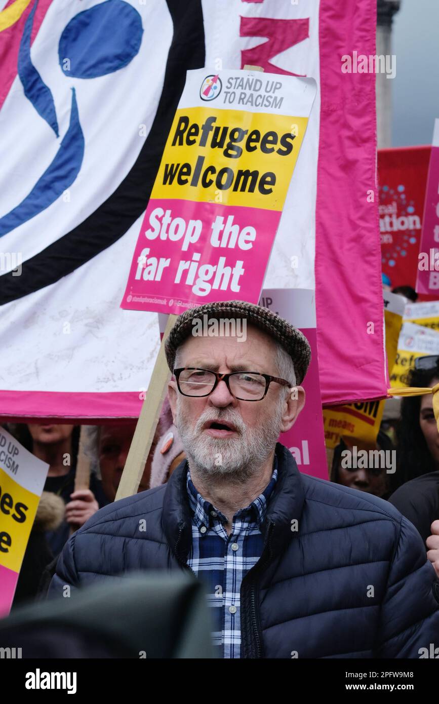 London, Großbritannien. 18. März 2023. MP Jeremy Corbyn marschiert mit Demonstranten. Eine jährlich stattfindende, gut unterstützte Demonstration gegen Rassismus, Islamophobie und rechtsextreme Rhetorik konzentrierte sich in diesem Jahr auf das Gesetz der Regierung über illegale Migration, das darauf abzielte, kleine Bootsfahrten über den Ärmelkanal zu stoppen. Auch Demonstranten zur Unterstützung der Flüchtlinge haben Anfang und Ende des märz eine Kundgebung abgehalten. Kredit: Elfte Stunde Fotografie/Alamy Live News Stockfoto