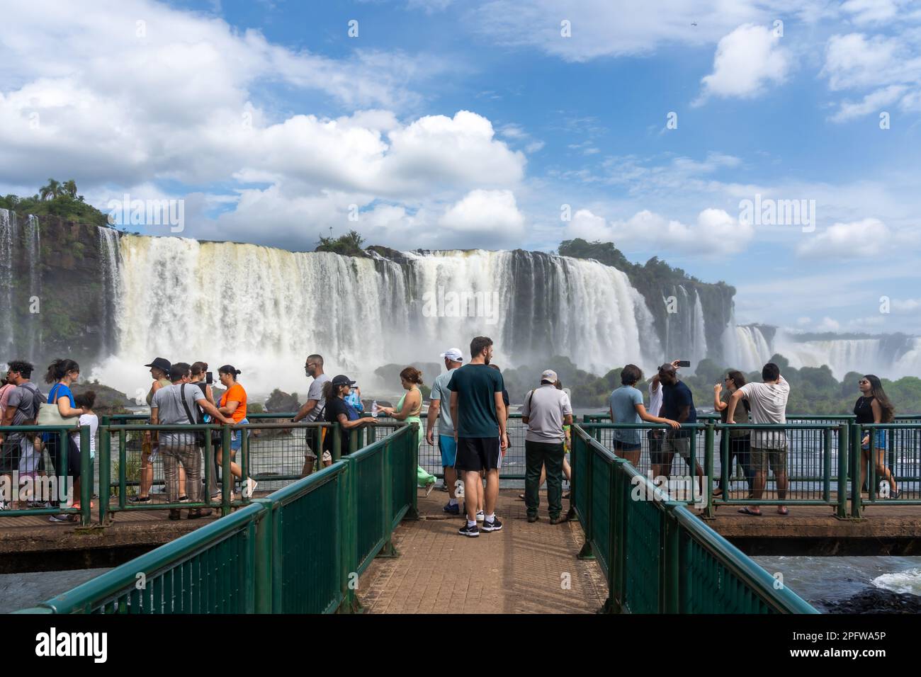 Foz Do Iguacu, Brasilien - 14. Januar 2023: Touristenmassen auf der Promenade bei einem Besuch der Iguazu Falls, Foz Do Iguacu, Brasilien. Stockfoto