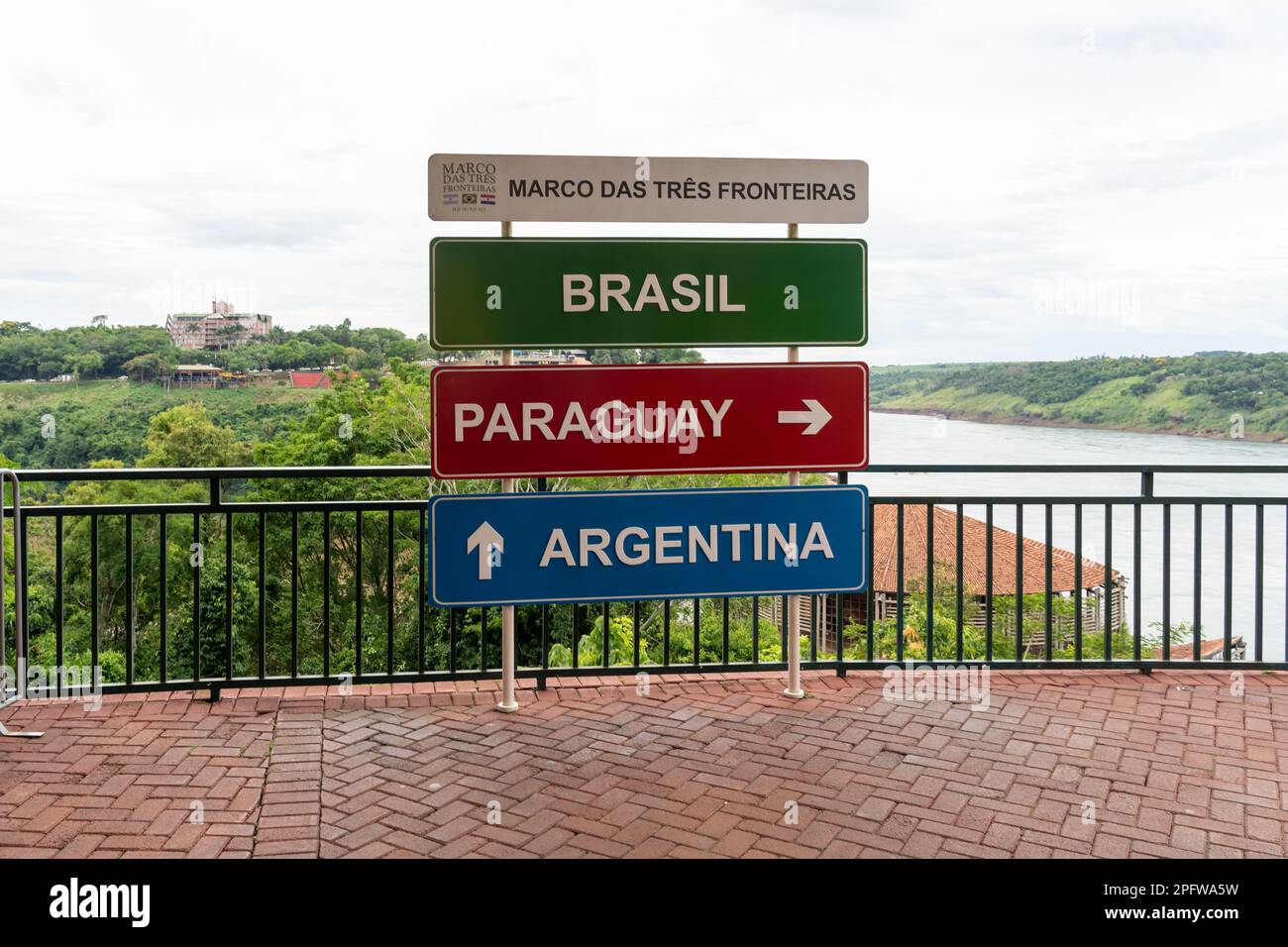 Puerto Iguazu, Argentinien - 14. Januar 2023: Das Schild mit der Richtung Brasilien, Paraguay und Argentinien am Dreifachgrenzenpunkt in Puerto Iguazú, Stockfoto