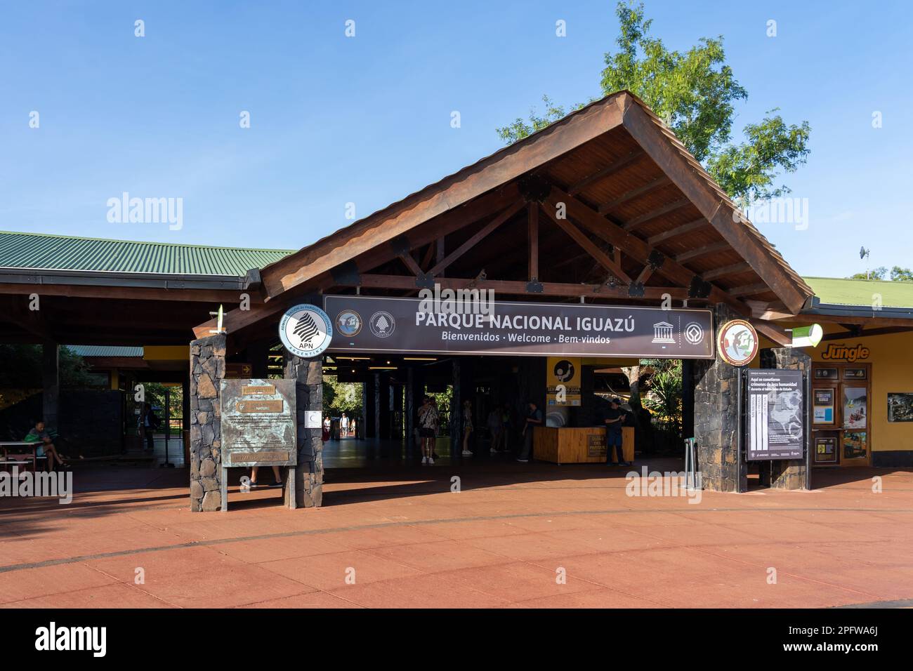 Puerto Iguazu, Argentinien - 15. Januar 2023: Haupteingang des Iguazu Nationalparks in Puerto Iguazu, Argentinien. Stockfoto