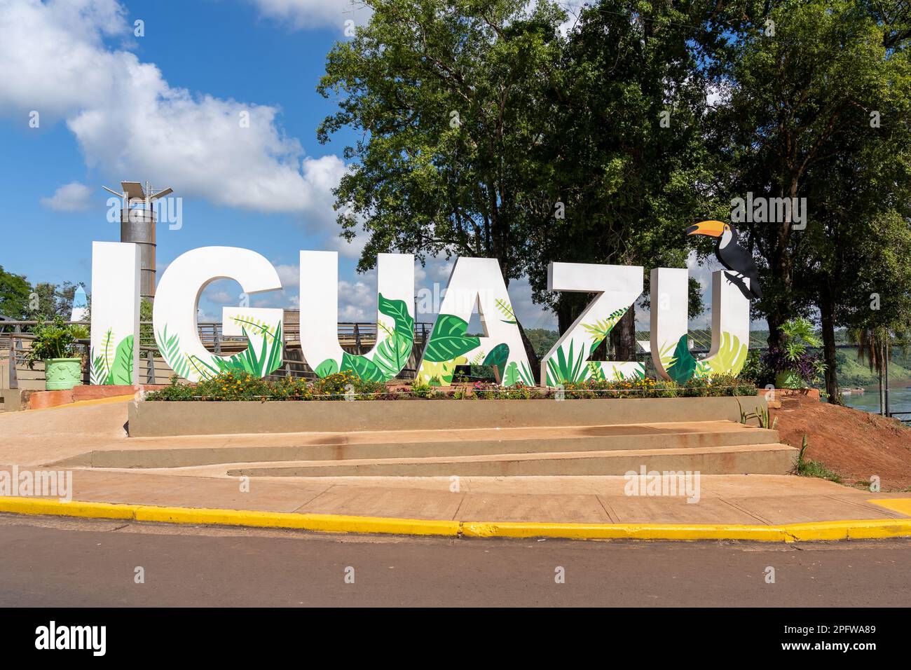 Puerto Iguazu, Argentinien - 16. Januar 2023: Das Iguazu-Bodenschild an der Dreifachgrenze in Puerto Iguazú, Argentinien Stockfoto