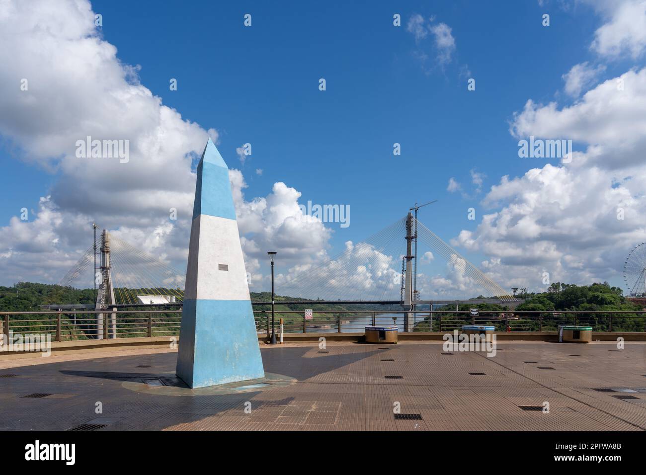 Der argentinische Obelisk an der Dreifachgrenze in Puerto Iguazú, Argentinien, einem Dreigrenzgebiet entlang der Kreuzung Argentinien, Brasilien und Paraguay. Stockfoto